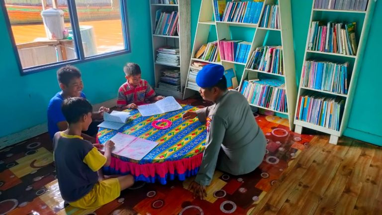 Personel Ditpolairud Tanamkan Kebiasaan  Membaca kepada Anak-Anak Pesisir di PBMH