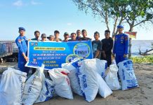 Personel Ditpolairud Polda Kalteng Baksos, Bersihkan Sampah di Pantai “We Love Jelai”