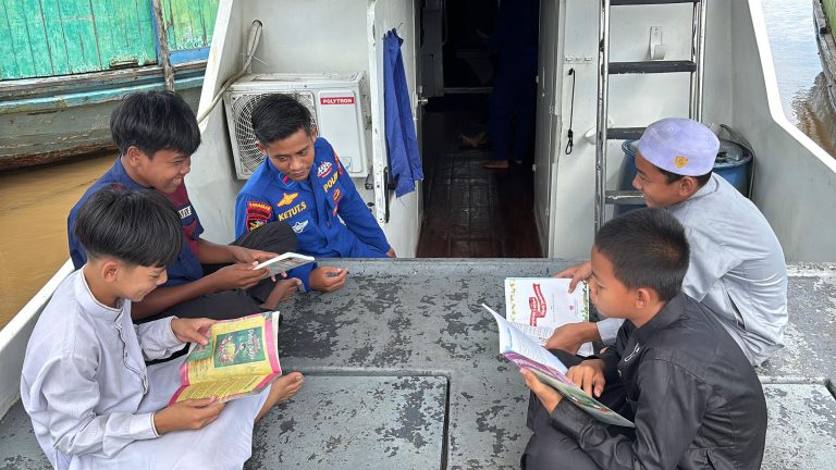 Ditpolairud Dukung Pendidikan Warga Pesisir Melalui Kapal Melek Huruf