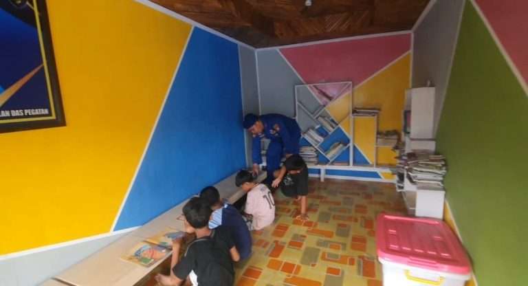 Anak-Anak Pesisir Kunjungi Pondok Baca Ditpolairud Polda Kalteng di Pegatan