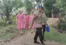 Personel Ditpolairud Bersama Bhayangkari Bagikan Bansos kepada Masyarakat Pesisir