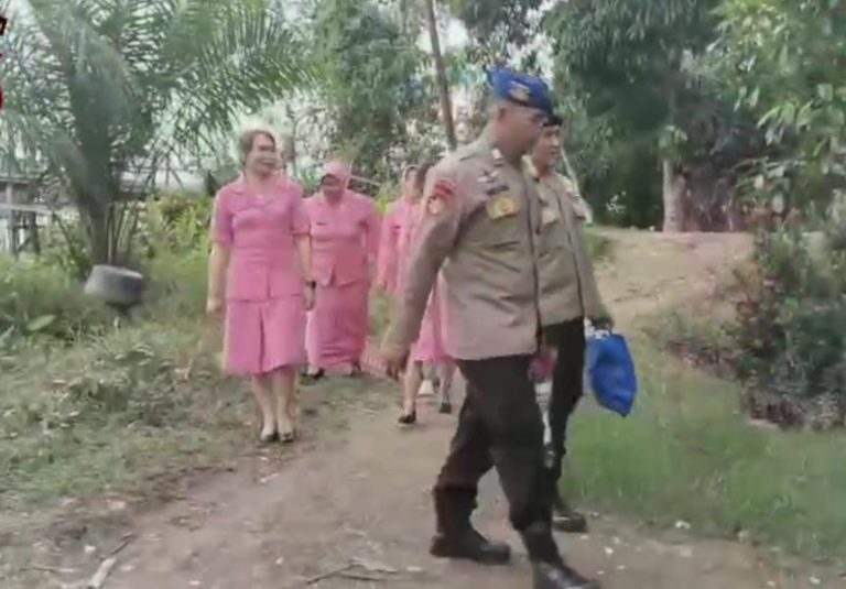 Personel Ditpolairud Bersama Bhayangkari Bagikan Bansos kepada Masyarakat Pesisir