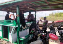 Ditpolairud Polda Kalteng Sambangi Penumpang Feri, Edukasi Keselamatan Penyeberangan