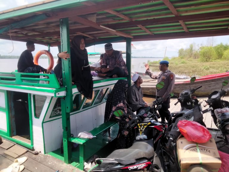 Ditpolairud Polda Kalteng Sambangi Penumpang Feri, Edukasi Keselamatan Penyeberangan