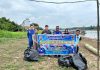 Personel Ditpolairud Gotong Royong dengan Warga Jaga Kebersihan Sungai