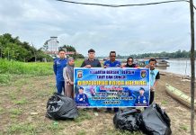 Personel Ditpolairud Gotong Royong dengan Warga Jaga Kebersihan Sungai
