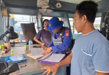 Personel Ditpolairud Polda Kalteng Periksa Dokumen Kapal, Demi Keamanan Pelayaran