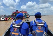 Personel Ditpolairud Patroli Cegah Kriminalitas di DAS Kahayan