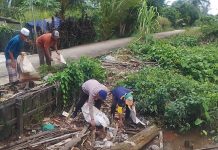 Jaga Sungai Kahayan tetap Bersih, Personel Ditpolairud Kumpulkan Sampah