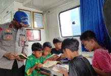Perpustakaan Terapung Ditpolairud Layani Pendidikan Anak-Anak DAS Kumai