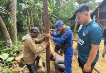 Personel Ditpolairud Sampaikan Pesan Kamtibmas, Sekaligus Gotong-Royong Bangun Rumah Warga