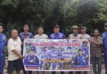 Ditpolairud Polda Kalteng dan Warga Bersihkan Sampah di Desa Sei Kapitan