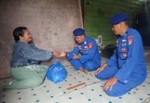 Berbagi Bansos, Upaya Ditpolairud Polda Kalteng Jaga Kamtibmas di DAS Katingan