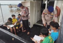 Perpustakaan Terapung Ditpolairud Dukung Pendidikan Anak di DAS Kumai