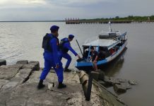 Personel Ditpolairud Cegah Gangguan Kamtibmas di Pantai Kubu