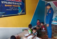 Personel Ditpolairud Arahkan Anak-Anak DAS Katingan Gemar Membaca