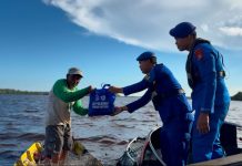 Peduli Masyarakat Pesisir, Ditpolairud Polda Kalteng Bagikan Bansos di DAS Kumai