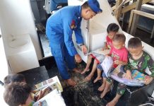 Anak-Anak Pesisir DAS Katingan Manfaatkan Perpustakaan Terapung Ditpolairud