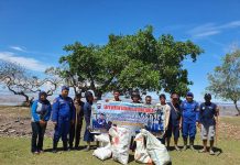 Personel Ditpolairud Bersama Masyarakat Pegatan Bersihkan Pesisir Pantai Kempeng