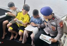 Perpustakaan Terapung Ditpolairud Wadah Belajar, Membaca, dan Bermain Anak-Anak DAS Kumai