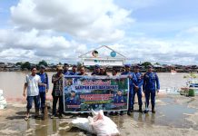 Personil Ditpolairud Polda Kalteng Bersihkan Sampah di Pesisir Sungai Kahayan