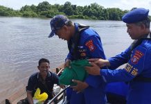 Bagi Bansos, Kontribusi Nyata Ditpolairud Polda Kalteng Bantu Masyarakat Pesisir
