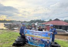 Personel Ditpolairud Beri Contoh Bersih Itu Indah kepada Warga Buntok