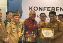 Bupati Barito Utara Shalahuddin Terima Penghargaan Sahabat Pers