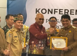 Bupati Barito Utara Shalahuddin Terima Penghargaan Sahabat Pers