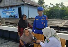 Klinik Terapung Polisi Periksa Kesehatan Gratis bagi Warga Bantaran Sungai 