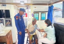 Program JALUR Dirpolairud Layani Kesehatan Warga di Pelabuhan Pasar Lama Buntok