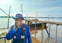 Personel Ditpolairud Polda Kalteng Sampaikan Pesan Keselamatan Pelayaran Lewat Radio VHF Channel 16