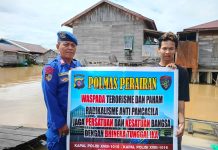 Anggota Ditpolairud Polda Kalteng Ingatkan Masyarakat DAS Kahayan, Bahaya Terorisme dan Radikalisme