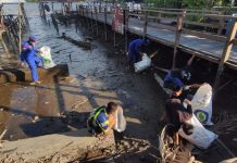 Anggota Ditpolairud Polda Kalteng dan Masyarakat Gotong-Royong Bersihkan DAS Kumai