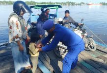 Jelang Nataru, Personel Ditpolairud Pastikan Keselamatan Feri Penyeberangan Tradisional
