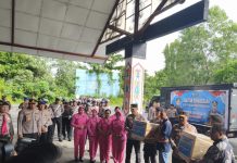 Dirpolairud Polda Kalteng Dampingi Kapolda Salurkan Bantuan Bagi Korban Banjir di Sumatra