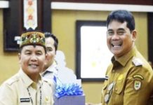 Bupati Shalahuddin Terima Sarana Kelola Sampah dari Gubernur Kalteng