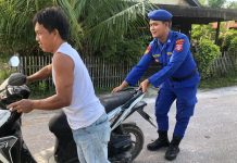 Polri Peduli Masyarakat, Personel Ditpolairud Bantu Pengendara Motor di Jalan