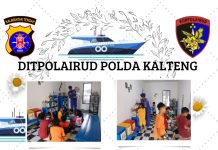 Personel Ditpolairud Polda Kalteng Berkomitmen Tingkatkan Kualitas Ilmu Pengetahuan Anak-Anak Pesisir