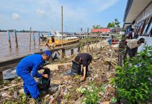 Personel Ditpolairud Polda Kalteng dan Masyarakat Bersihkan Pesisir DAS Kapuas