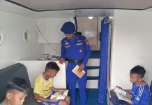 Anak-Anak DAS Kahayan Antusias Manfaatkan Perpustakaan Terapung Ditpolairud 