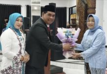 Ketua DPRD Barito Utara Terima Penghargaan Wanita Inspiratif Bertepatan Peringatan Hari Ibu