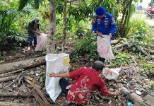 Personel Ditpolairud Bersama Warga Bersihkan Sampah di Pesisir Sungai