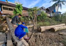 Personel Ditpolairud Bangkitkan Kesadaran Masyarakat Muara Teweh Bersihkan Sampah di Sungai Barito