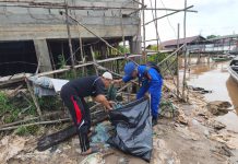 Wujudkan Lingkungan Sehat, Ditpolairud dan Masyarakat Bersihkan Sampah di Pesisir Sungai Kahayan