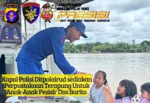 Perpustakaan Terapung, Wadah Ditpolairud Bangun Hubungan Emosional dengan Anak-Anak Pesisir DAS Barito