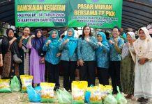 Meriahkan HKG ke-54, TP-PKK Barito Utara Bagikan Paket Sembako Murah dan Bantuan kepada Warga Batu Raya I