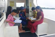 Personel KP XVIII-1004 Ditpolairud Kembangkan Potensi Anak Pesisir Membaca 