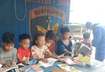 Anak Pesisir Sungai Mentaya Antusias Kunjungi Perpustakaan Terapung Ditpolairud