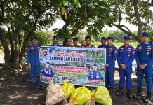 Wujudkan Lingkungan Bersih dan Sehat, Ditpolairud Bersihkan Sampah di Pesisir Sungai Kahayan Palangkaraya